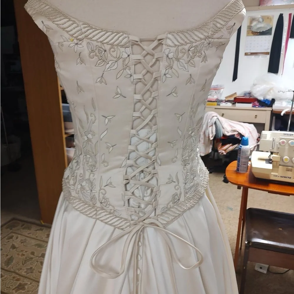 Wedding Dress - Picture 6 of 9